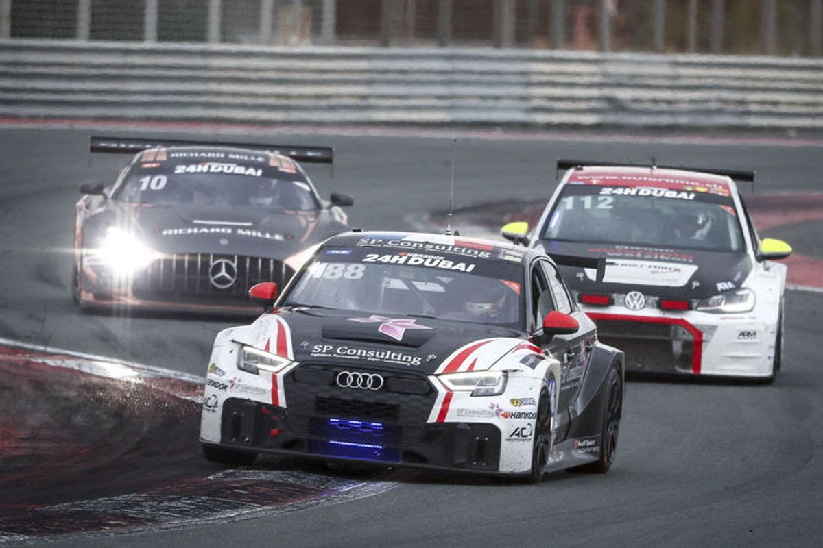 Two podium finishes and class victory for Audi Sport in Dubai